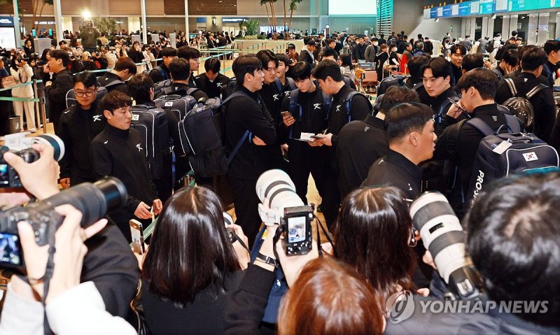 야구팬들의 이목집중 야구팬들의 이목집중 (영종도=연합뉴스) 한종찬 기자 = 2024 세계야구소프트볼연맹(WBSC) 프리미어12에 참가하는 한국대표팀 선수들이 8일 오전 인천국제공항에서 출국하고 있다. 한국은 13일 대만, 14일 쿠바, 15일 일본, 16일 도미니카공화국, 18일 호주와 차례대로 맞붙는다. 2024.11.8 saba@yna.co.kr (끝)