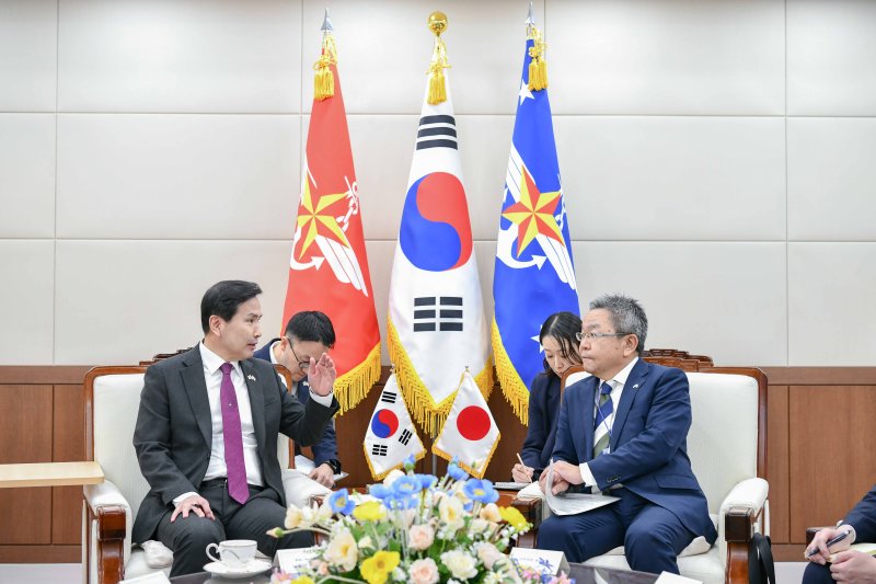 김선호 국방부 차관이 8일 서울 용산구 국방부에서 열린 한일 국방차관급 회의에서 나카지마 코이치로 일본 방위성 방위심의관과 양국 간 국방교류협력 발전방안 등을 논의하고 있다. 사진=국방부 제공