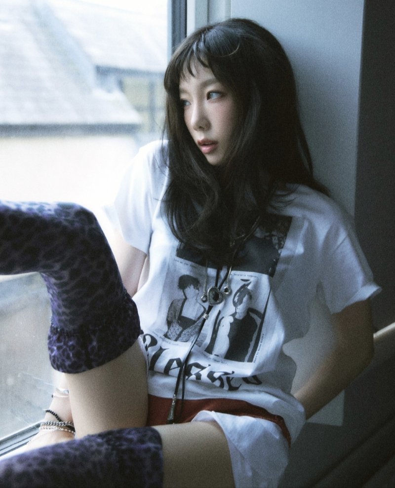 태연, 빨간 속옷 드러낸 파격 패션…치명 섹시미