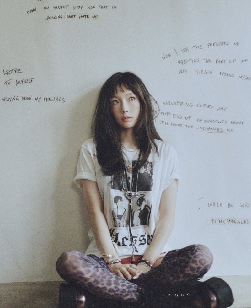 태연, 빨간 속옷 드러낸 파격 패션…치명 섹시미