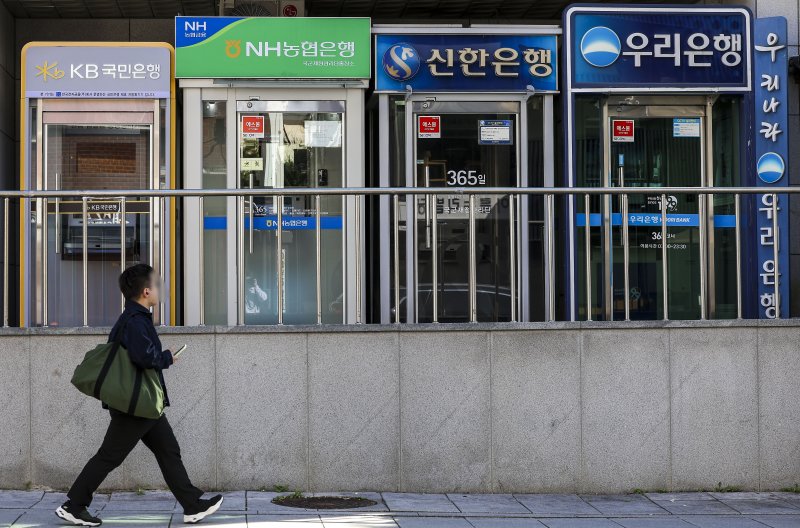 [서울=뉴시스] 정병혁 기자 = 이달 들어 주요 시중은행의 주택담보대출 신규 취급액이 8월과 9월의 거의 절반 수준으로 떨어졌다. 5대 은행(KB국민·신한·하나·우리·NH농협)에 따르면 이달 들어 17일까지 새로 취급된 주택구입 목적 개별 주택담보대출 총액은 3조4598억원으로 집계됐다. 하루 평균 2035억원 규모로, 9월(3469억원)보다 40% 넘게 줄어든 수치다. 사진은 20일 서울시내 시중은행 ATM기. 2024.10.20. jhope@newsis.com
