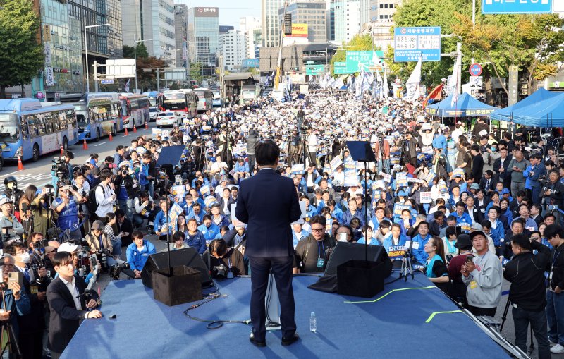 이재명 더불어민주당 대표가 지난 2일 서울 중구 서울역 인근에서 열린 ‘김건희 국정농단 범국민 규탄대회’에서 발언하고 있다. 사진=뉴스1