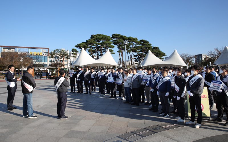 현대트랜시스 협력사들이 지난 6일 충남 서산에서 현대트랜시스 노조 파업 중단 결의대회를 열고 있다. 현대트랜시스 협력회 제공