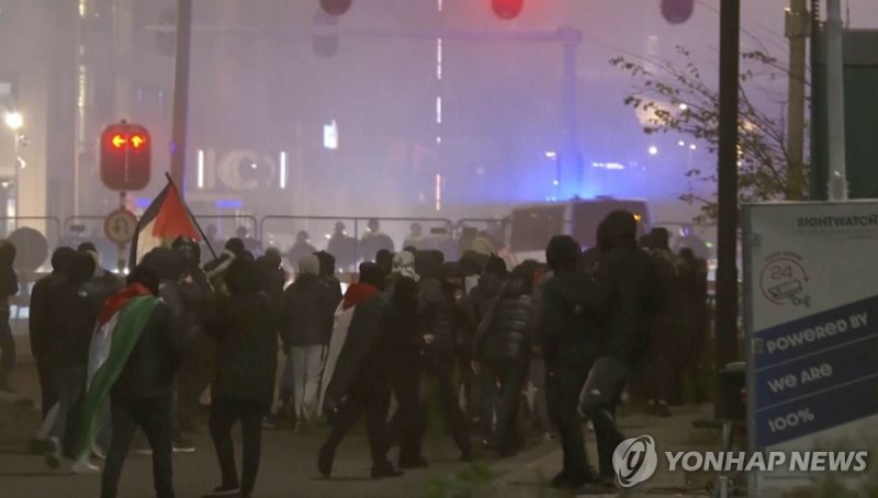 네덜란드 아약스와 이스라엘의 마카비 텔아비브 간 유로파리그 경기가 열린 암스테르담 경기장 밖에서 7일 밤(현지시각) 마카비 텔아비브 팬들이 팔레스타인 지지 시위대들로부터 공격을 받고 있다. 연합뉴스