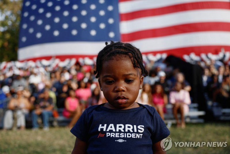 6일(현지시간) 미국 워싱턴DC 하워드대 해리스 부통령 연설장의 한 꼬마 지지자 A young supporter attends Democratic presidential nominee U.S. Vice President Kamala Harris' event to deliver remarks, conceding the 2024 U.S. presidential election to President-elect Donald Trump, at Howard University in Washington, U.S., November 6, 202