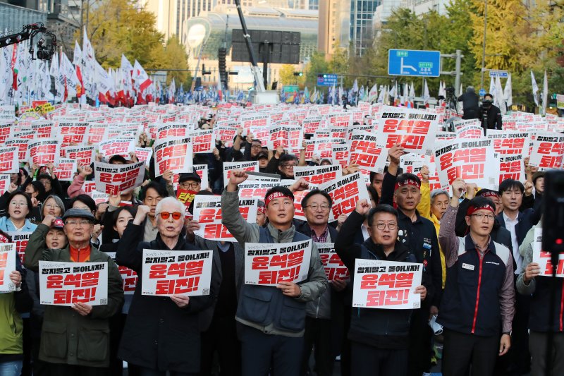 민주노총 노조원들이 9일 오후 서울 세종대로에서 열린 ‘민주노총, 참지말고 몰아내자! 윤석열정권 퇴진! 2024 전태일열사 정신계승 전국노동자대회 · 1차 퇴진총궐기대회’에서 구호를 외치고 있다. 사진=뉴스1