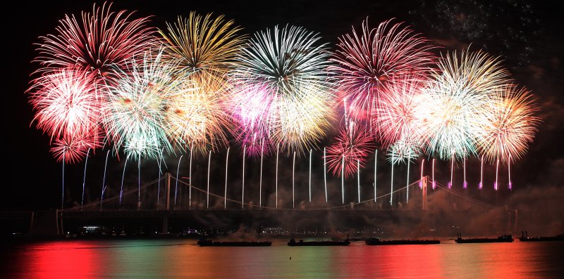 지난 9일 오후 부산 수영구 광안리해수욕장 일대에서 열린 '제19회 부산불꽃축제'에서 화려한 불꽃이 부산 밤바다를 수놓고 있다. 2024.11.9 /뉴스1