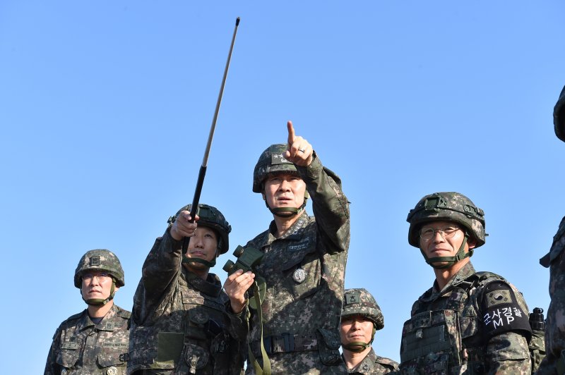 합참의장, 전방 GOP·율곡이이함 방문 "적 도발에 즉각 응징, 행동화 지시"