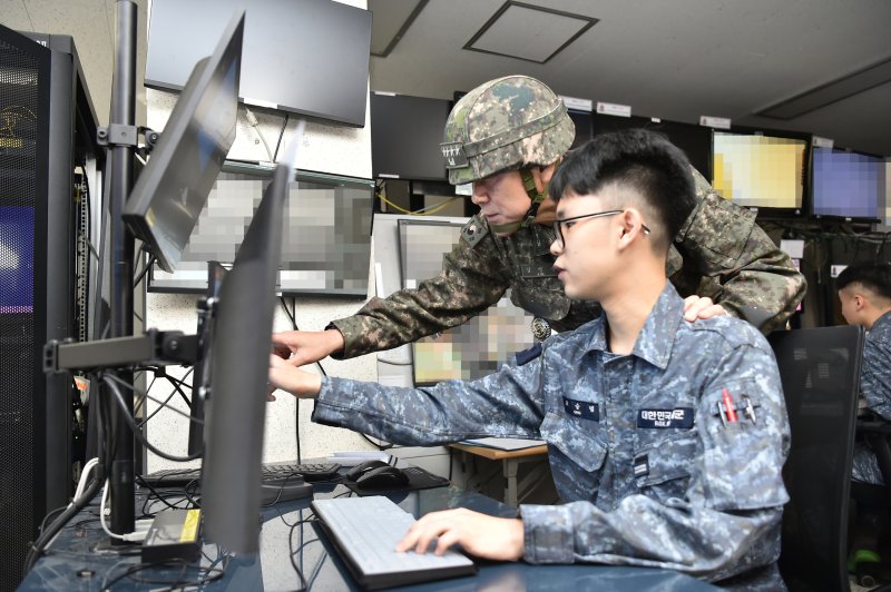 합참의장, 전방 GOP·율곡이이함 방문 "적 도발에 즉각 응징, 행동화 지시"