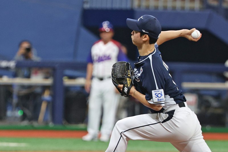 2일 오후 서울 구로구 고척스카이돔에서 열린 '2024 K-BASEBALL SERIES' 대한민국 야구 대표팀과 쿠바 대표팀의 평가전 2차전, 4회말 대한민국 세번째 투수로 등판한 엄상백이 역투하고 있다. 2024.11.2/뉴스1 ⓒ News1 장수영 기자