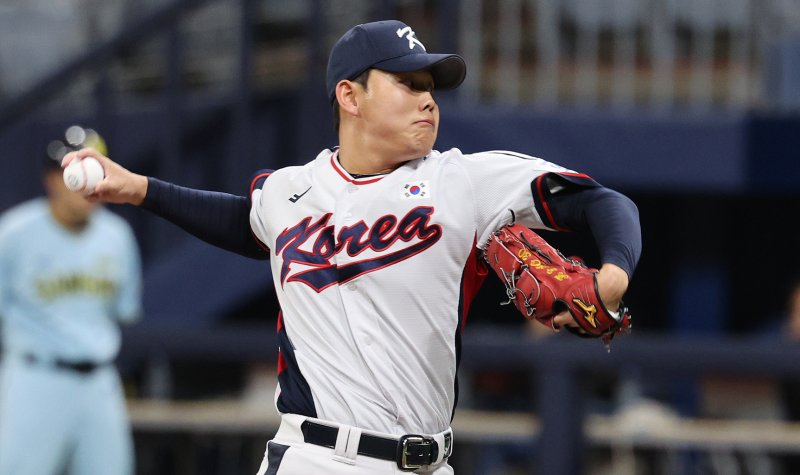 6일 오후 서울 구로구 고척스카이돔에서 열린 대한민국 야구 국가대표팀과 상무의 연습경기, 6회초 마운드에 오른 대표팀 소형준이 역투하고 있다. 2024.11.6/뉴스1 ⓒ News1 장수영 기자