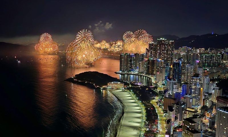 늦가을 주말인 9일 밤 부산 앞바다를 화려하게 수놓은 '제19회 부산불꽃축제'에 100만명이 넘는 관람객들이 매료했다. 해운대에서 바라본 불꽃축제 장면. 독자 제공