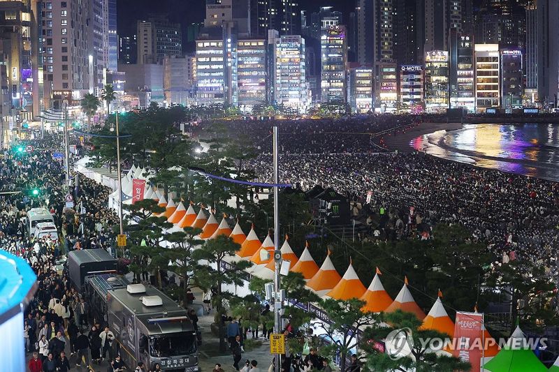 불꽃축제를 즐기기 위해 부산 광안리해수욕장 일대를 가득 매운 인파들. 연합뉴스 제공