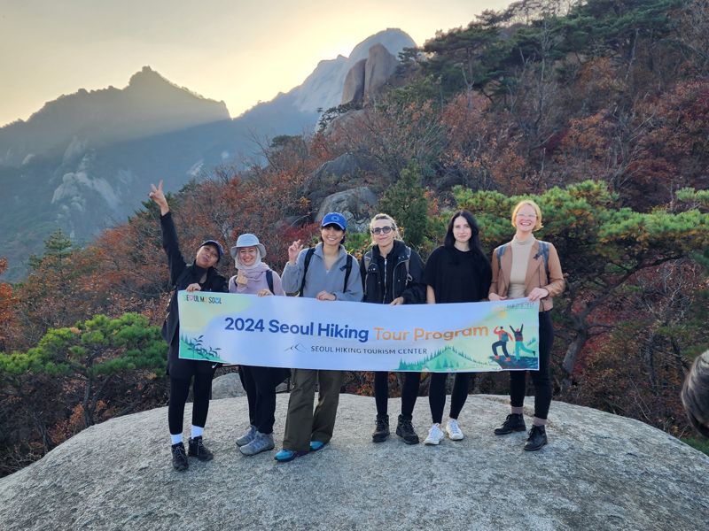 서울시 산하 서울관광재단의 ‘서울 도심 등산관광센터’를 찾은 방문객은 3명 중 1명이 외국인이었던 것으로 조사된 가운데 센터에서는 등산용품 대여부터 짐보관서비스, 탈의실, 산행코스 안내, 등산체험프로그램 등을 제공하고 있다. 지난 10월 북한산 영봉 단풍길 코스 체험 프로그램에 참가한 외국인 관광객들. 서울시