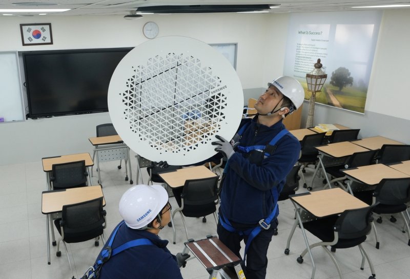 삼성·LG전자, 수능 시험장 시스템에어컨 사전 점검 나서(종합) 삼성전자서비스 엔지니어들이 수능 시험장에 설치된 삼성전자 시스템에어컨을 사전점검하는 모습.[삼성전자서비스 제공. 재판매 및 DB 금지]