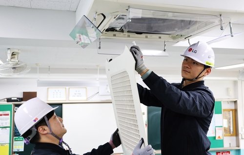 삼성·LG전자, 수능 시험장 시스템에어컨 사전 점검 나서(종합) LG전자 시스템 에어컨 유지·보수 서비스를 담당하는 하이엠솔루텍 서비스 엔지니어들이 수능 시험장에 설치된 냉·난방 시스템 에어컨 작동 이상 유무를 점검하고 있다.[LG전자 제공. 재판매 및 DB 금지]