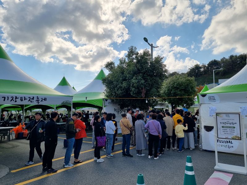 부산시 기장군 장안읍에 위치한 신세계사이먼 부산 프리미엄 아울렛이 주말인 지난 9일과 10일 이틀간 야외 특별 행사장에서 가진 ‘제5회 기장 파전축제’가 지역 상생 측면에서 좋은 반응을 얻었다. 신세계사이먼 제공