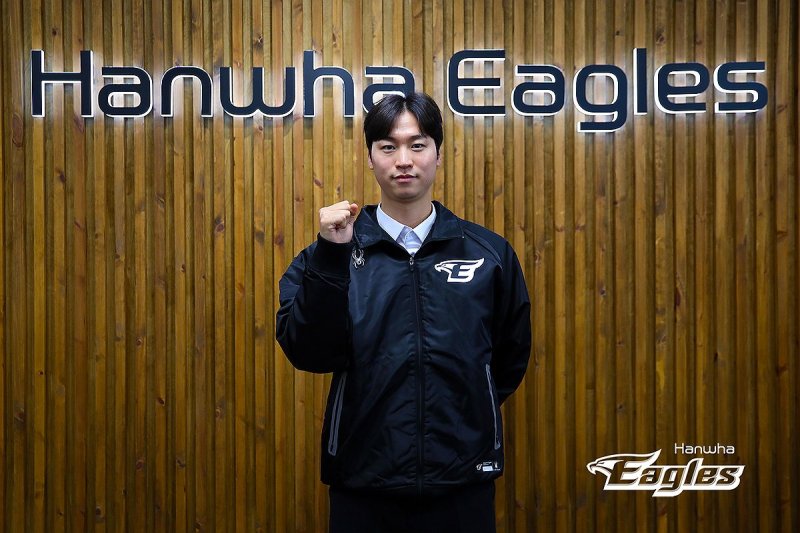 투수 엄상백, 한화이글스와 FA 계약 투수 엄상백, 한화이글스와 FA 계약 (서울=연합뉴스) 투수 엄상백이 8일 대전 중구 한화 이글스파크에서 한화 이글스와 FA 계약을 한 후 포즈를 취하고 있다. 2024.11.8 [한화 이글스 제공. 재판매 및 DB 금지] photo@yna.co.kr (끝)