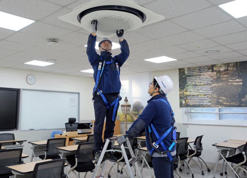 삼성전자서비스 엔지니어들이 수능 시험장에 설치된 삼성전자 시스템에어컨을 사전점검하는 모습. 삼성전자서비스 제공.