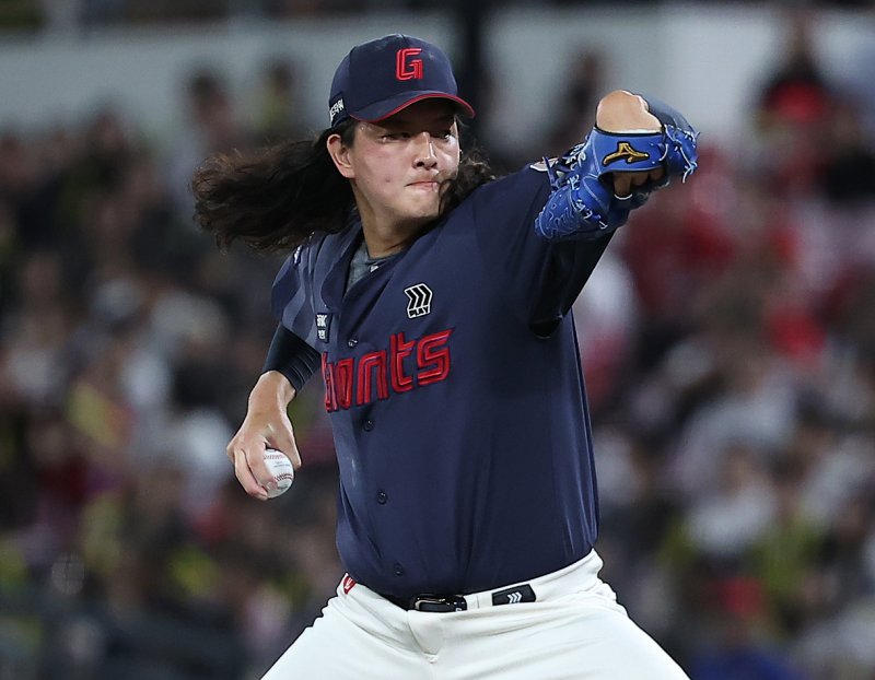 25일 오후 광주 기아챔피언스필드에서 열린 '2024 신한 SOL 뱅크 KBO리그' 롯데 자이언츠와 KIA 타이거즈의 경기, 롯데 마무리 김원중이 9회말 등판해 힘차게 공을 던지고 있다. 2024.9.25/뉴스1 ⓒ News1 김진환 기자