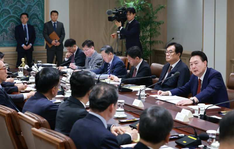 윤석열 대통령이 10일 서울 용산 대통령실에서 '대외여건 변화에 따른 긴급 경제·안보 점검회의'를 주재하고 있다. 이날 회의는 미국 트럼프 정부 출범에 따른 경제 및 안보정책 변화와 영향을 점검하기 위해 열렸다. (대통령실통신사진기자단) /사진=뉴시스화상