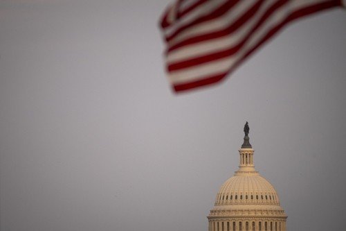 미 의회 의사당 （워싱턴DC EPA=연합뉴스) 2024년 11월６일 촬영된 미 의회 의사당과 성조기