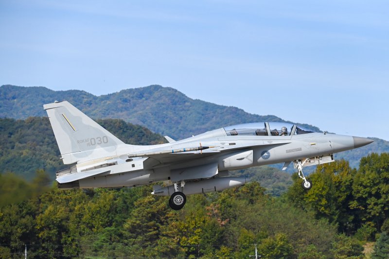 FA-50 전투기가 지난달 25일 '적 대규모 공중항체 침투대응 합동종합훈련'을 위해 제16전투비행단에서 이륙하고 있다. 공군 제공