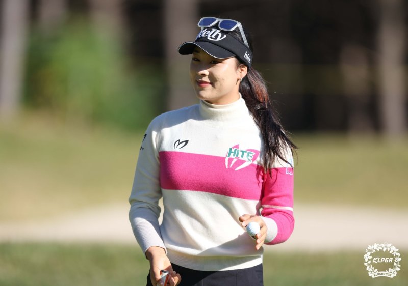 '복귀 시즌 3관왕' 윤이나, KLPGA 최고선수로 우뚝 서다