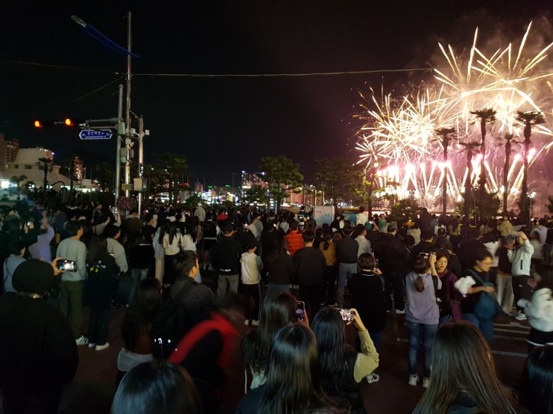 본격적인 불꽃축제가 시작되자 관람객들이 환호하며 사진을 찍고 있다. 사진=최승한 기자