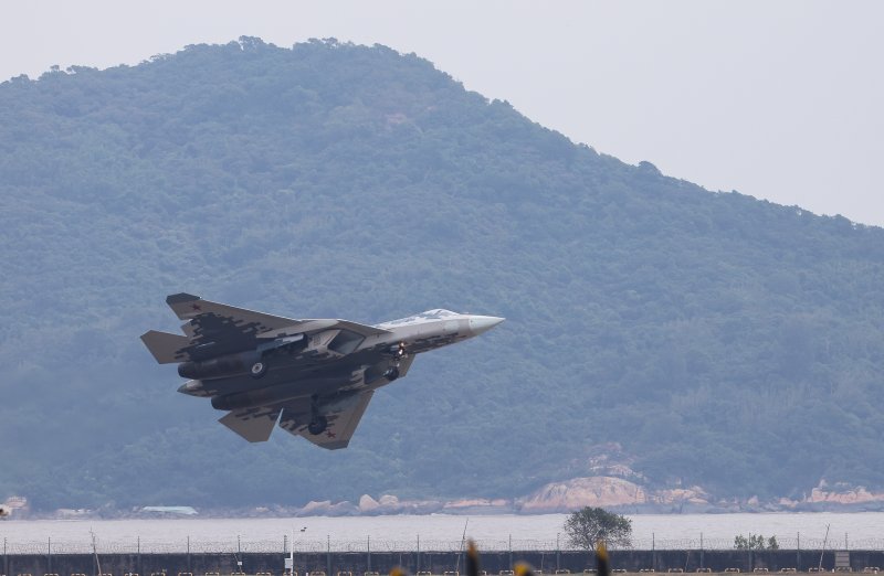 러시아의 스텔스기 A Su-57 전투기가 10일 중국 광둥성 주하이에서 연습 비행을 하고 있다. 신화통신 연합뉴스