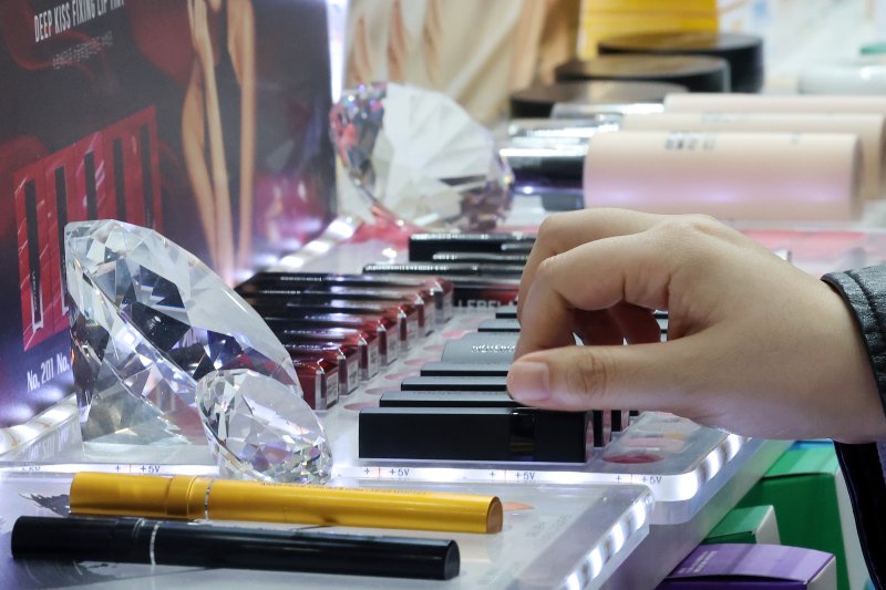 경기 고양시 킨텍스에서 열린 2024 K-뷰티 엑스포 코리아에서 바이어와 참관객들이 부스를 둘러보고 있다. 2024.10.17 뉴스1