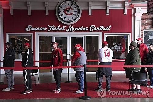 피트 로즈를 추모하기 위해 줄 선 신시내티 팬들 [AP=연합뉴스]