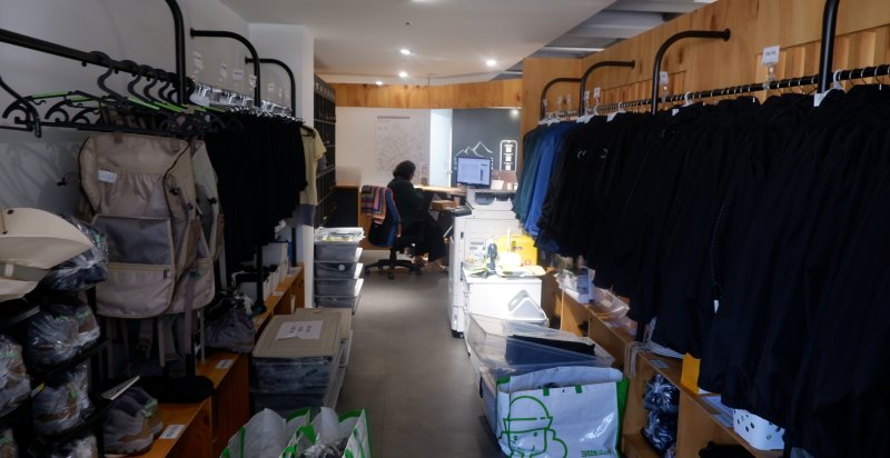 외국인 등산객 대상으로 등산 용품을 대여해 준다ⓒ News1 윤슬빈 기자