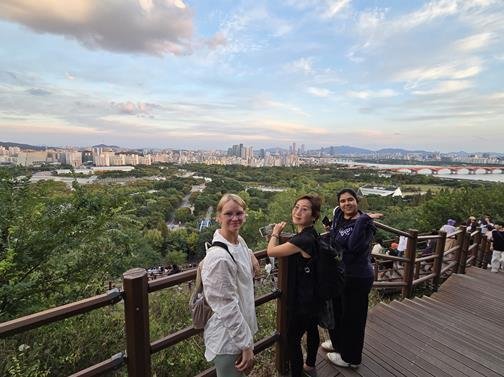 등산 관광 체험프로그램에 참여한 외국인 등산객들(서울관광재단 제공)