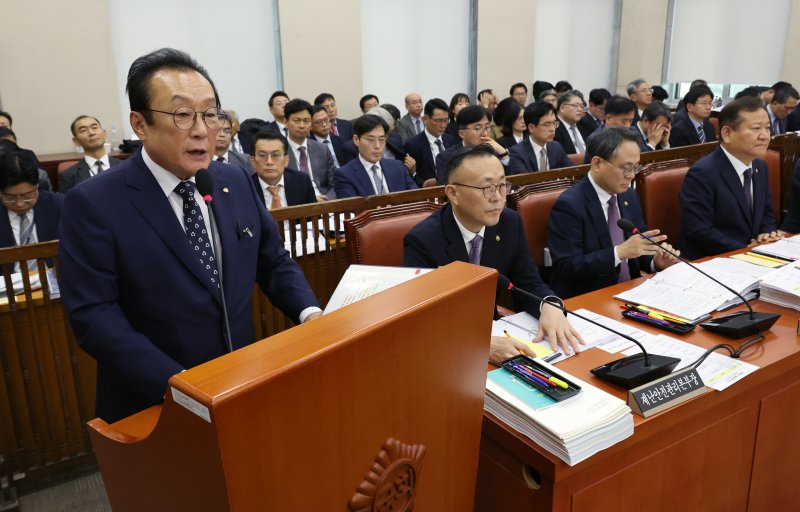 [서울=뉴시스] 조성우 기자 = 김인 새마을금고중앙회장이 7일 오후 서울 여의도 국회에서 열린 행정안전위원회의 행정안전부 등에 대한 국정감사에서 의원 질의에 답변하고 있다. 2024.10.07. xconfind@newsis.com