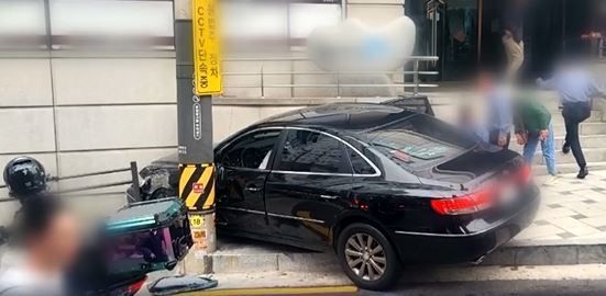'급발진' 주장하던 80대, 경찰 조사 들어가자 하는 말이...