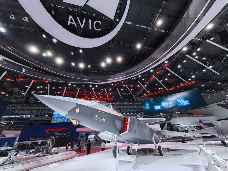 중국이 12일 개막하는 중국 최대 에어쇼인 주하이에어쇼(중국국제항공우주박람회)를 앞두고 세계 최초 5세대 전투기 젠(J)-20의 복좌형(2인승)인 J-20S을 공개했다. 주하이에어쇼 현장에 공개된 J-20S. 웨이보 뉴시스