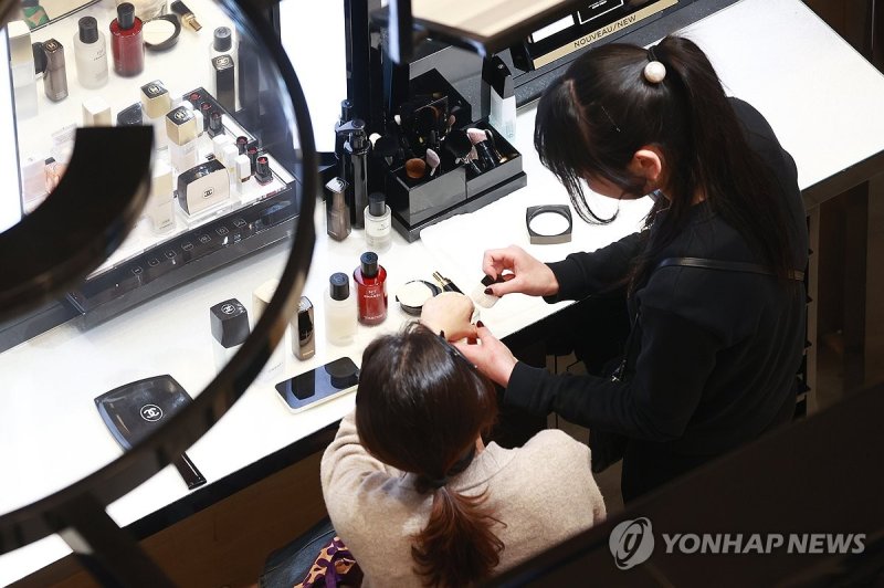 백화점에서 화장품 테스트 백화점에서 화장품 테스트 (서울=연합뉴스) 진연수 기자 = 올해 들어 지난달까지 화장품 수출액이 22% 가량 늘며 역대 최대 실적을 기록했다. 관세청이 3일 발표한 수출입 현황에 따르면 1분기 화장품 수출액은 23억달러로 작년 같은 기간보다 21.7% 증가했다. 이는 1분기 기준으로 역대 최대규모다. 사진은 이날 서울 시내 한 백화점 화장품 매장. 2024.4.3 jin90@yna.co.kr (끝)