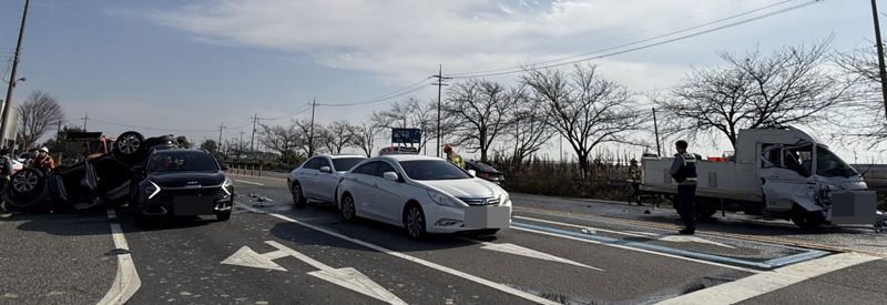 신호 대기 중 트럭이 '쾅'…5명 병원이송
