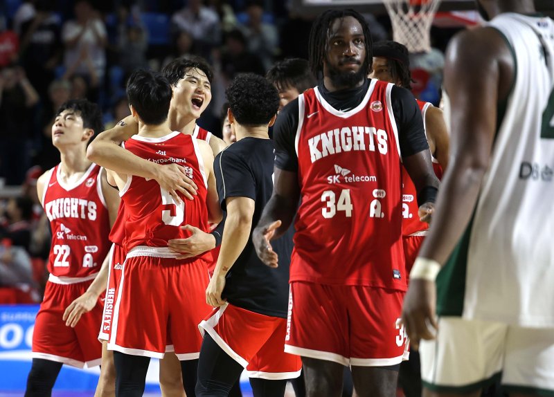 [서울=뉴시스] 정병혁 기자 = 지난달 22일 서울 송파구 잠실학생체육관에서 열린 2024-2025 KCC 프로농구 정규리그 서울SK와 원주DB의 경기에서 77-72로 승리한 SK 안영준과 선수이 기뻐하고 있다. 2024.10.22. jhope@newsis.com