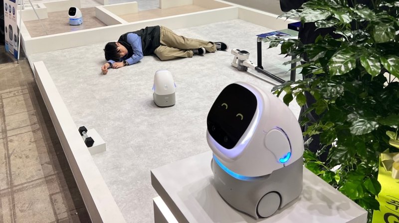 로보케어가 지난 10월 23일 경기 고양 킨텍스에서 열린 '로보월드2024' 전시장에서 선보인 돌봄로봇 '케미프렌즈'. 이 로봇은 사람을 따라다니다가 위급상황이 일어나면 119 등에 연락해준다. 로보케어 제공