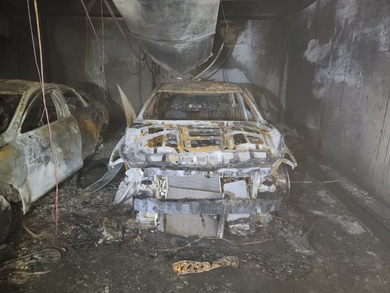 [인천=뉴시스] 11일 오후 인천 미추홀구 숭의동 한 주상복합건물 지하주차장에서 불이 나 차량이 전소돼 있다. (사진=인천소방본부 제공) 2024.11.11. photo@newsis.com *재판매 및 DB 금지