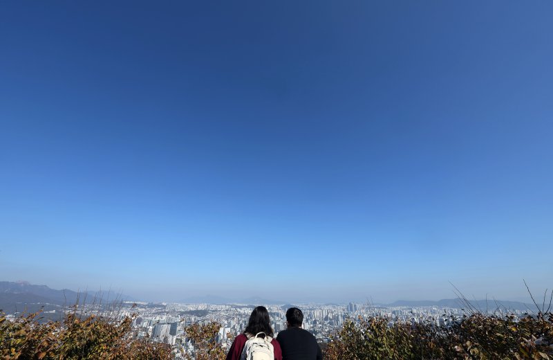 [서울=뉴시스] 홍효식 기자 = 전국이 대체로 맑은 날씨를 보인 8일 서울 남산에서 바라본 하늘이 파랗다. 2024.11.08. yesphoto@newsis.com