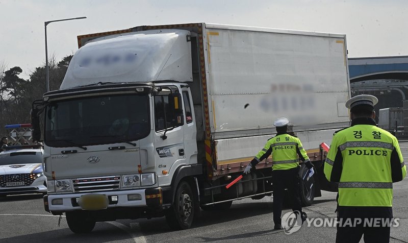 안전한 고속도로를 위해 안전한 고속도로를 위해 (평택=연합뉴스) 7일 오후 경기도 평택시 서해안고속도로 서평택톨게이트에서 경기남부경찰청, 한국교통안전공단, 한국도로공사 관계자들이 도로교통법 위반 화물차 합동 단속을 하고 있다. 2024.3.7 [경기사진공동취재단] xanadu@yna.co.kr (끝)