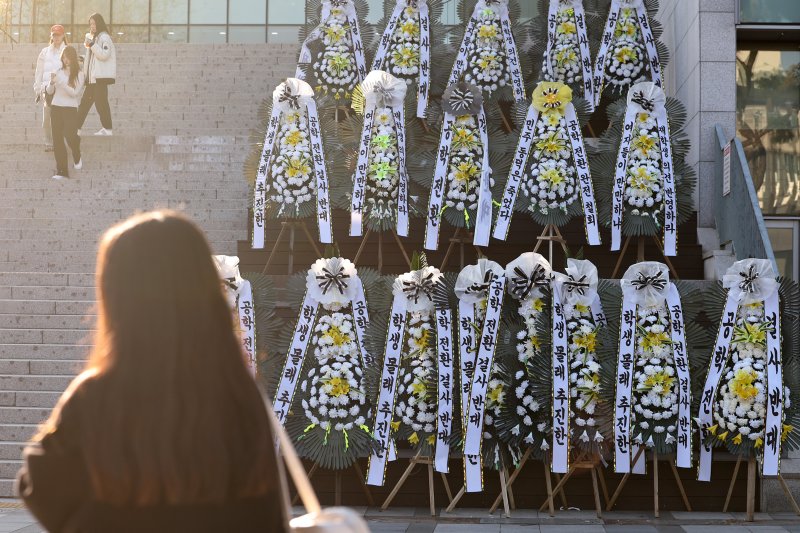 동덕여대에 ‘근조화환’ 늘어서고 '과잠' 깔린 이유는…"공학 전환 결사반대"