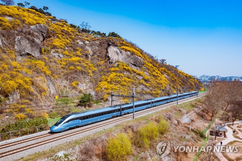 중부내륙선 달리는 KTX-이음 열차. 연합뉴스 제공