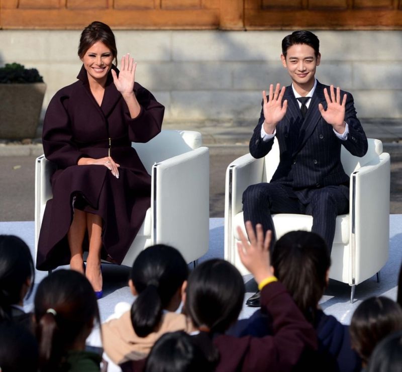 지난 2017년 국빈 방한한 멜라니아 여사가 샤이니 민호를 만나 활짝 웃고 있다. 연합뉴스