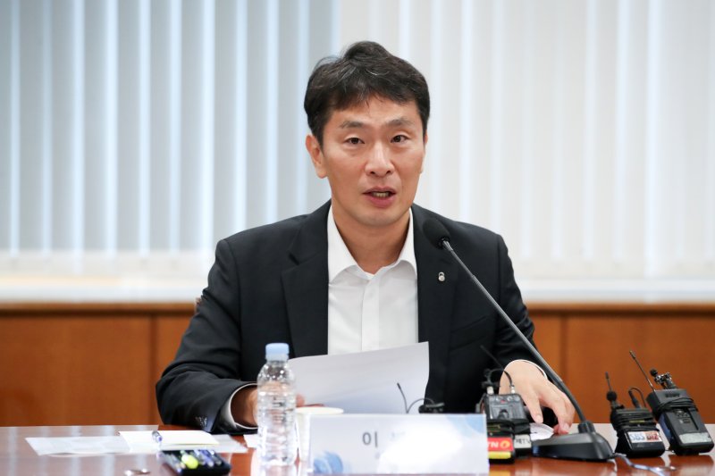 이복현 금융감독원장이 지난달 26일 서울 여의도 금융감독원에서 열린 가상자산사업자 CEO 간담회에서 모두발언하고 있다. 사진=뉴스1