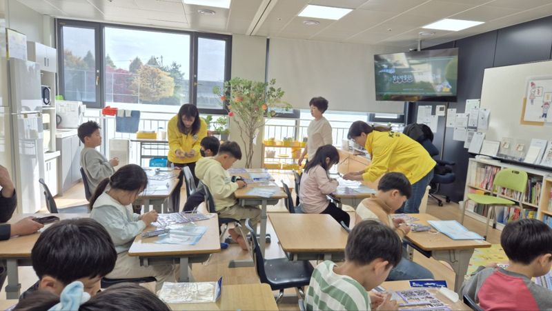 코레일이 지난달 21일 경기 의왕 부곡초등학교 학생들을 대상으로 시범운영한 늘봄학교 수업 모습.