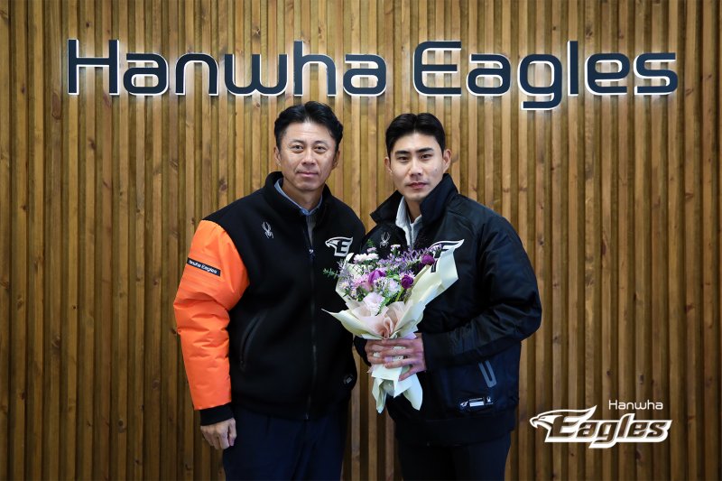 4년 50억원에 한화로 이적한 심우준(오른쪽).(한화 이글스 제공)